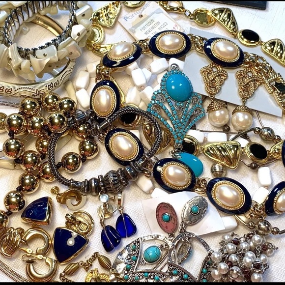 Vintage Estate Costume Jewelry 5 LB Lots, Signed And Unsigned, All wearable - Picture 2 of 16